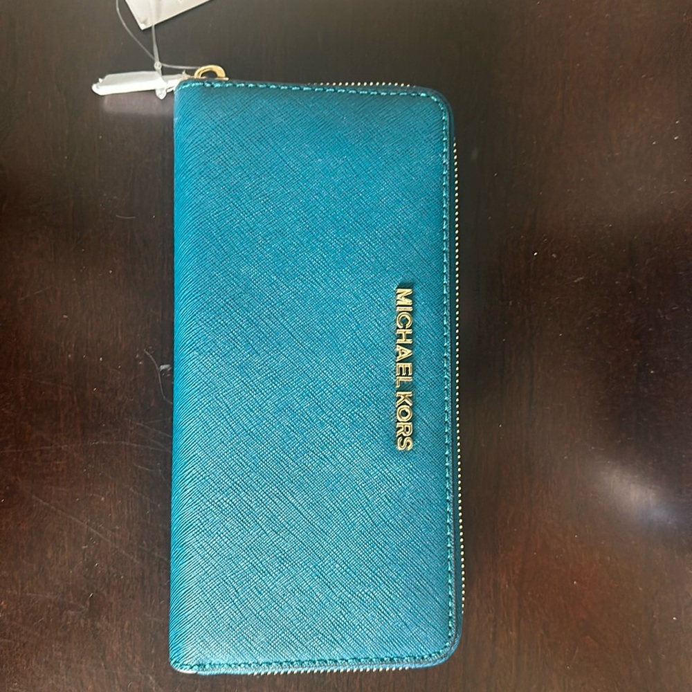 New with tag Michael Kors wallet. Examples of what will be shown in live show
